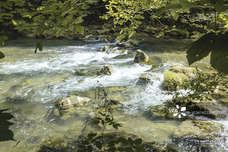 德国巴伐利亚州上巴伐利亚地区米斯巴赫区布鲁克缪尔附近的曼格法尔河图片素材