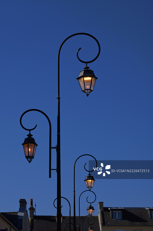 街灯，天空，蓝色，阿罗芒什-莱-班，诺曼底，卡尔瓦多斯，法国图片素材