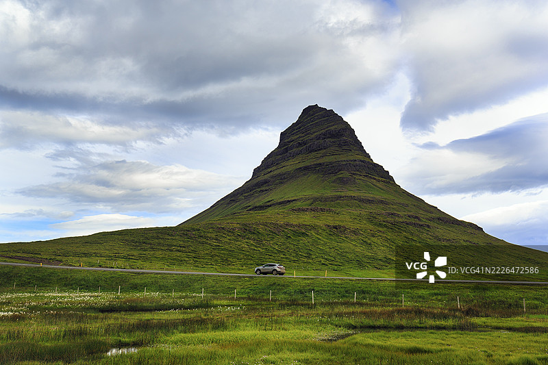 基尔基尤山，位于冰岛西部斯奈法尔斯半岛格伦达菲厄泽附近的电影拍摄场地图片素材