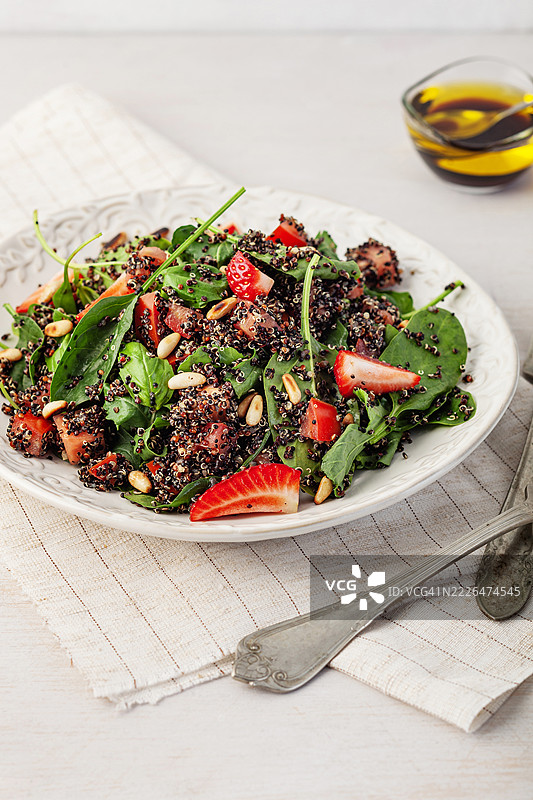 黑藜麦蔬菜沙拉。黑藜麦沙拉。传统藜麦沙拉。藜麦沙拉。煮熟的黑藜麦。图片素材