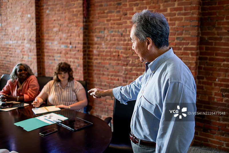 男性在会议中发言图片素材