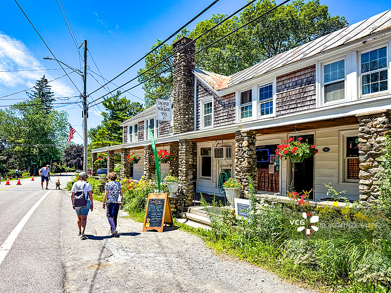 人们在科佩克瀑布的塔科尼克旅馆附近散步图片素材