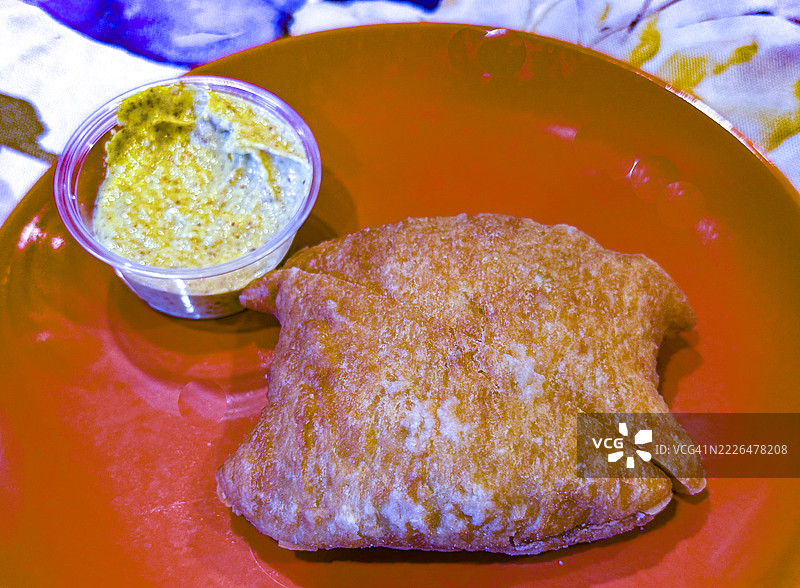 盘子上的饼和芥末图片素材