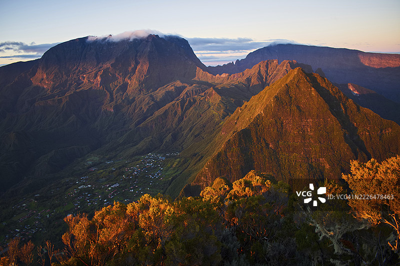 日出时分，山脉沐浴在鲜艳的色彩中，阴影突显出山峰的轮廓，留尼旺岛，法国图片素材