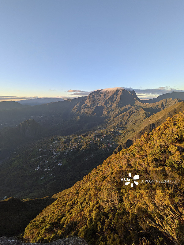 崎岖的山地风光沐浴在晨光中，俯瞰广阔的山谷景色，法属留尼旺岛图片素材