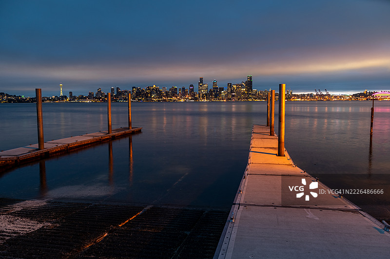 西雅图市在埃利奥特湾和唐阿梅尼船坡道上空的绝美日出图片素材