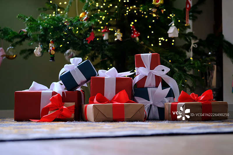 装饰华丽的圣诞树下堆满了圣诞礼物图片素材