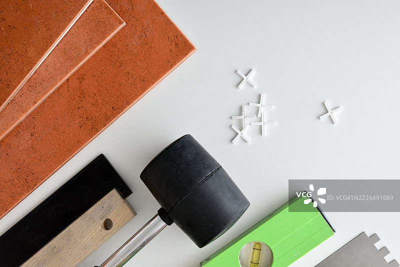 西班牙白色桌子上的瓷砖和铺设工具图片素材