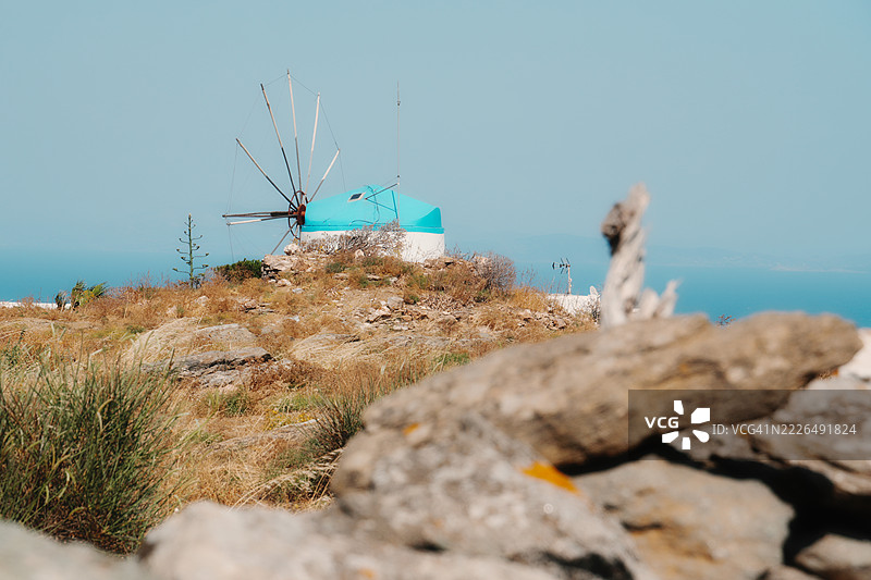 希腊南爱琴海西夫诺斯岛海滩上的岩石美景，背景是晴朗的天空图片素材
