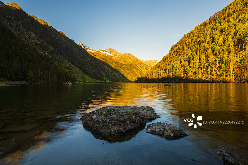 奥地利施拉德明湖泊的美丽景色与晴朗的天空图片素材