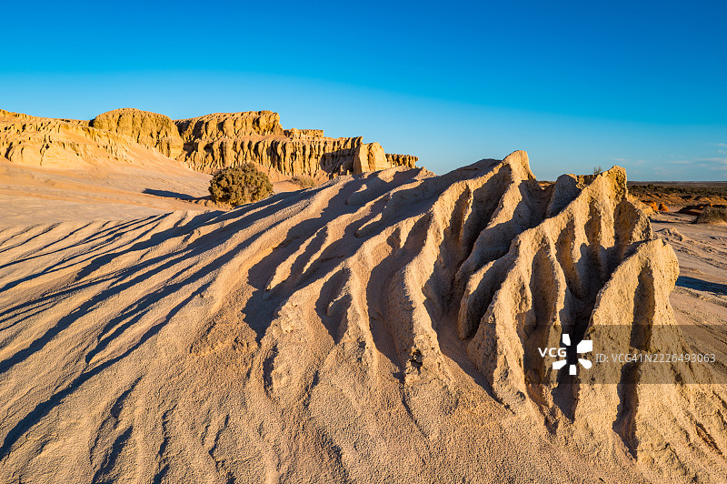 蓝天映衬下的沙漠美景，巴尔兰德，新南威尔士，澳大利亚图片素材