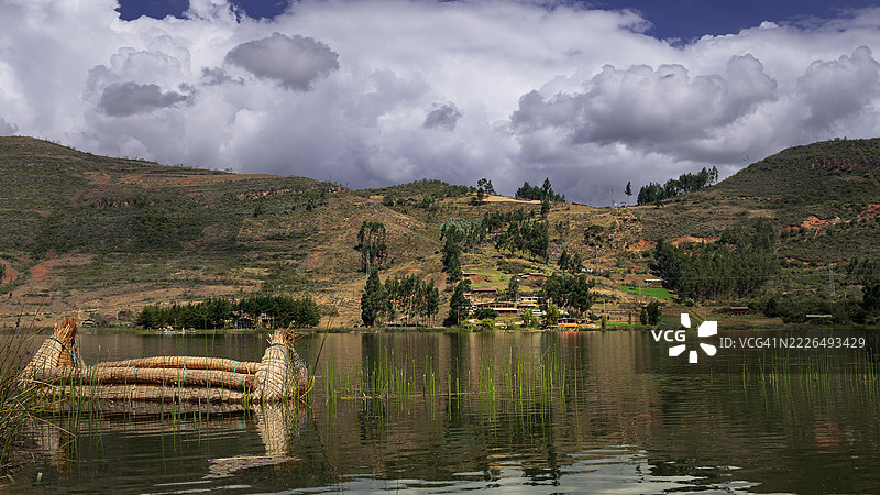 湖泊与天空的美丽景色，纳莫拉，卡哈马卡，秘鲁图片素材