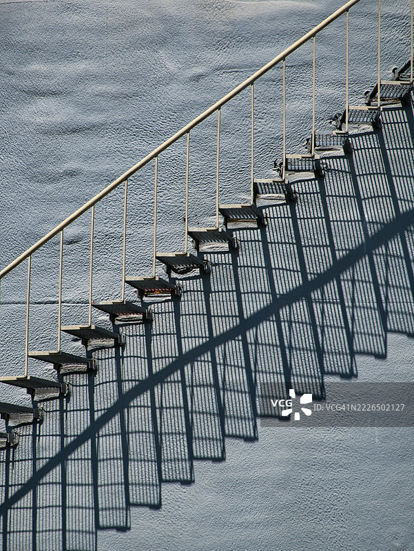 工业楼梯的阴影图片素材
