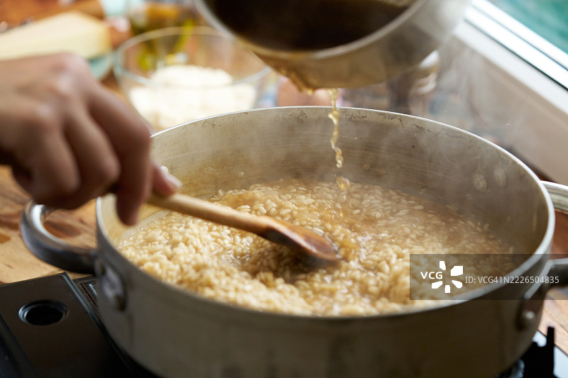 在家厨房准备藏红花意大利烩饭图片素材