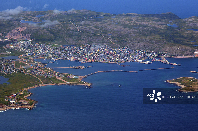 圣皮埃尔岛 - 东海岸和圣皮埃尔镇的景观，圣皮埃尔和密克隆的首府及主要城镇 - 空中视角图片素材