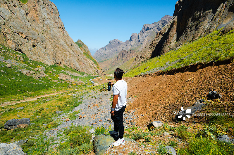 徒步旅行者在土耳其哈卡里的壮丽奇洛山脉探险图片素材