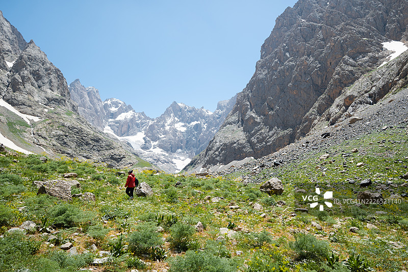 女性徒步旅行者在哈卡里的壮丽奇洛山脉探险图片素材