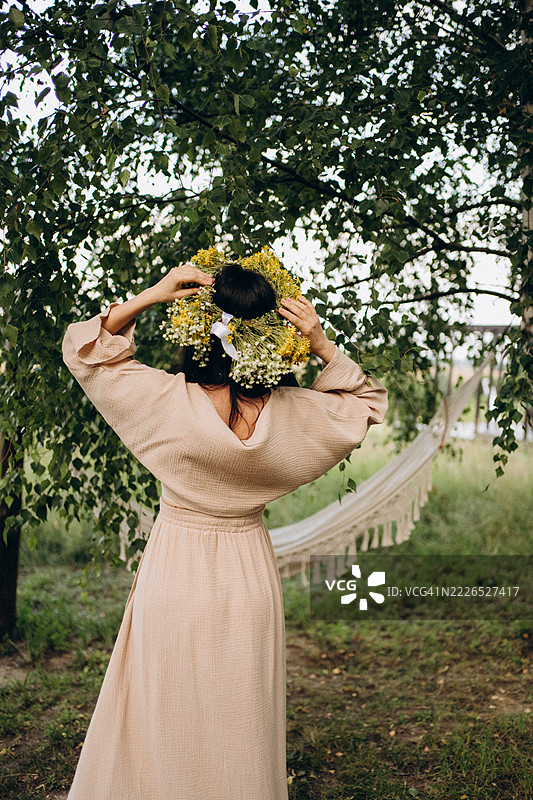 夏季花园中戴着花冠的女人图片素材