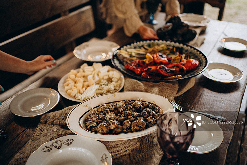 宾客在乡村婚礼接待会上从自助餐桌上取食物图片素材