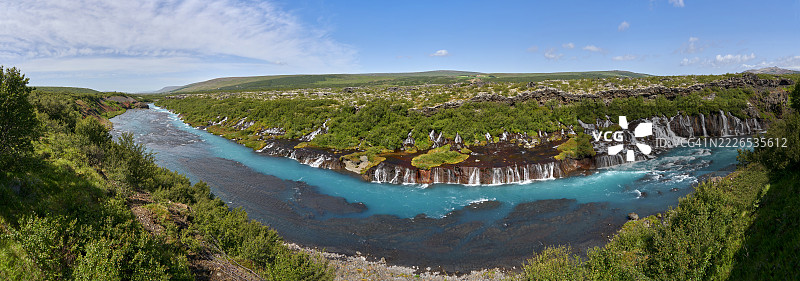 冰岛Hraunfossar瀑布的180度全景，瀑布倾泻入Hvita冰川河，从游客平台拍摄。图片素材