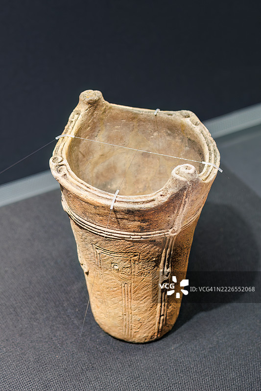 它基于约5000年前的绳文时代的火焰陶器，是日本的国宝。图片素材