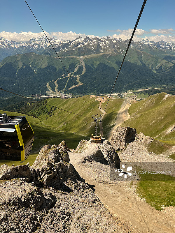 风景如画的山脉景观，缆车穿越绿色山谷图片素材
