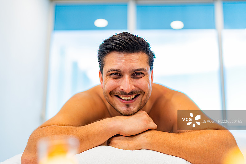中年男子在水疗中心的肖像图片素材