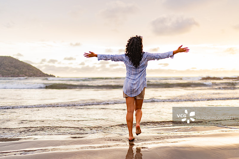 快乐的年轻女性在海滩上图片素材