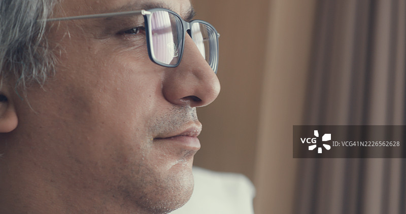 特写面部情绪，悲伤与希望的概念图片素材