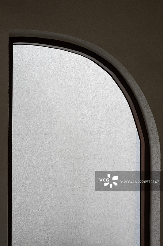 一个有木框和白色窗帘的窗户图片素材