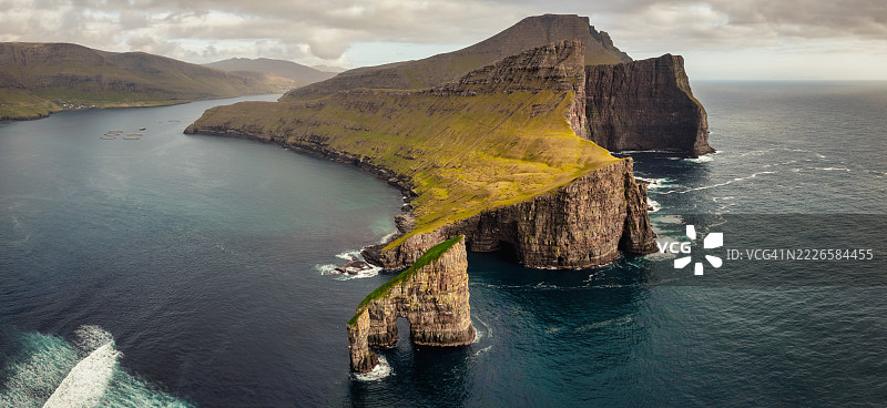 法罗群岛全景，德朗加尼尔海堆，瓦格岛，耸立于大西洋之上图片素材