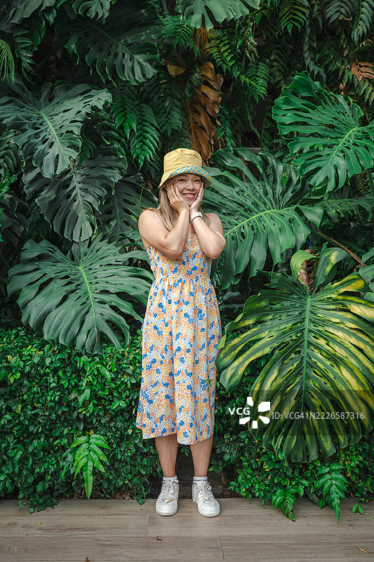 植物爱好者的静谧休闲：在宁静花园中与龟背竹的时光图片素材