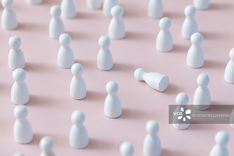 失败概念的静物画，包含一个小雕像。图片素材