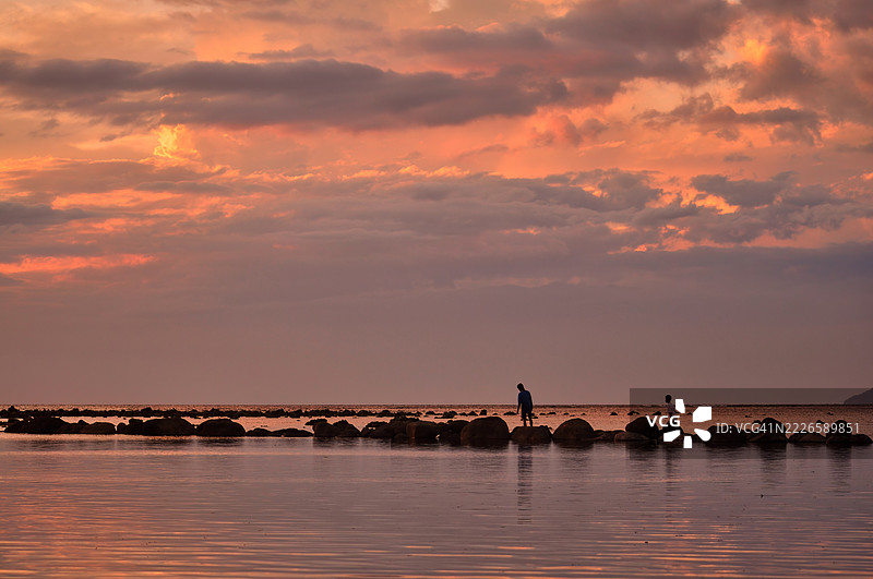 宁静的日落将天空染成橙色、粉色和紫色的色调。图片素材