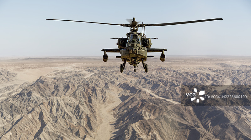 阿帕奇AH-64直升机飞越沙漠。图片素材