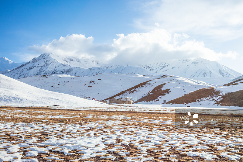 帕米尔山脉的特兰斯阿莱山脉，位于吉尔吉斯斯坦与塔吉克斯坦边界上图片素材