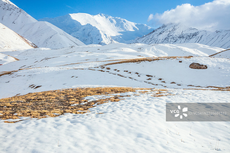 帕米尔山脉的特兰斯阿莱山脉，位于吉尔吉斯斯坦与塔吉克斯坦边界上图片素材