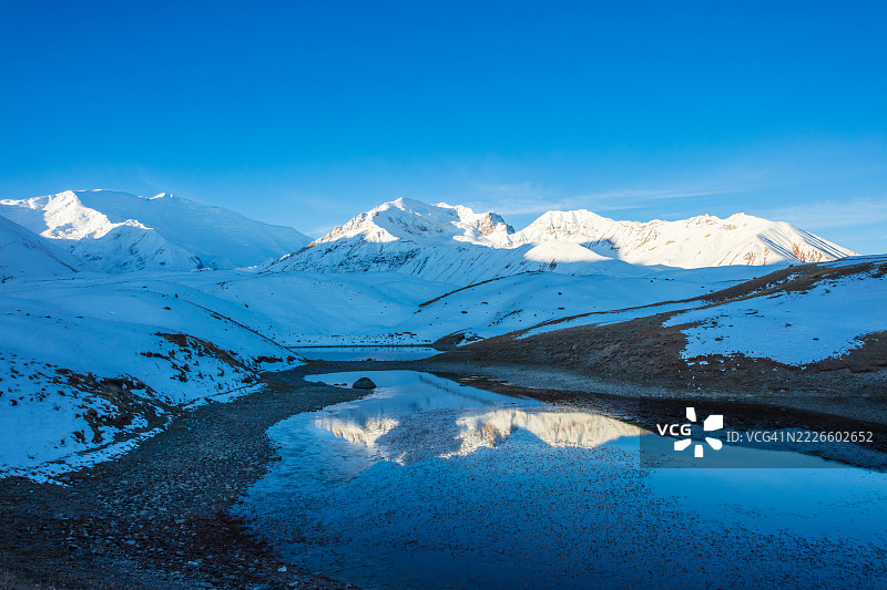 帕米尔山脉的特兰斯阿莱山脉，位于吉尔吉斯斯坦与塔吉克斯坦的边界上图片素材