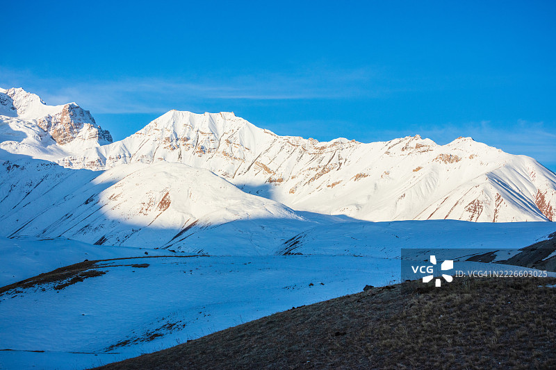 帕米尔山脉的特兰斯阿莱山脉，位于吉尔吉斯斯坦与塔吉克斯坦的边界上图片素材