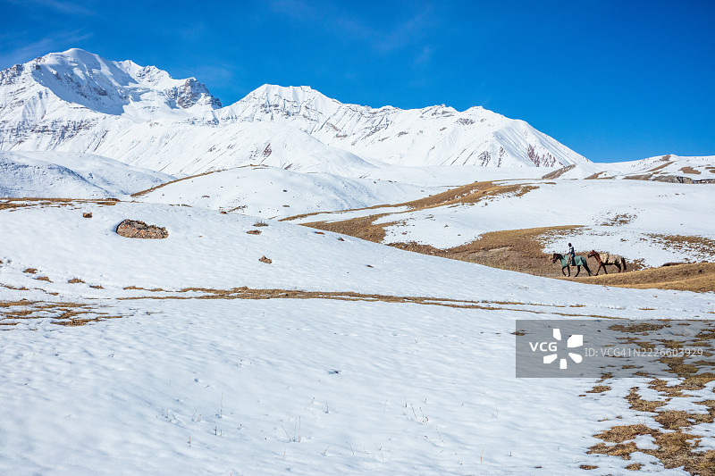 帕米尔山脉的特兰斯阿莱山脉，位于吉尔吉斯斯坦与塔吉克斯坦边界上图片素材