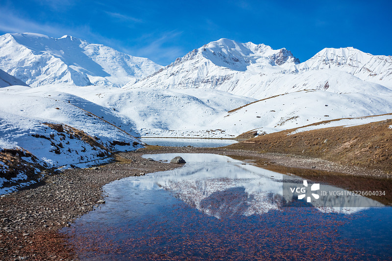 帕米尔山脉的特兰斯阿莱山脉，位于吉尔吉斯斯坦与塔吉克斯坦的边界上图片素材