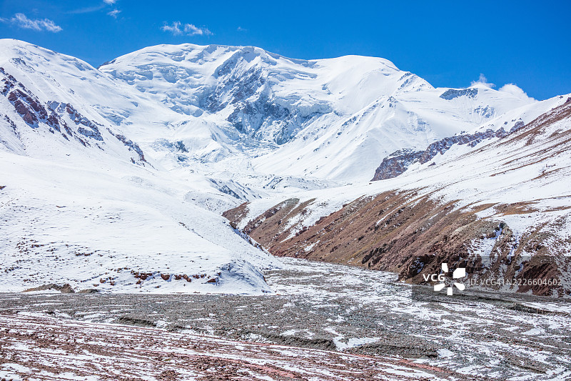 帕米尔山脉的特兰斯阿莱山脉，位于吉尔吉斯斯坦与塔吉克斯坦边界上图片素材