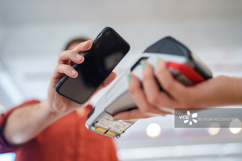 手机近距离接触卡片读卡器进行非接触式支付图片素材
