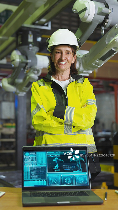 自信的资深机器人经理正在检查自动化生产线。图片素材