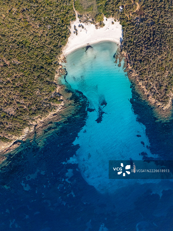 隐秘的海滩小湾，清澈的蓝色海水图片素材