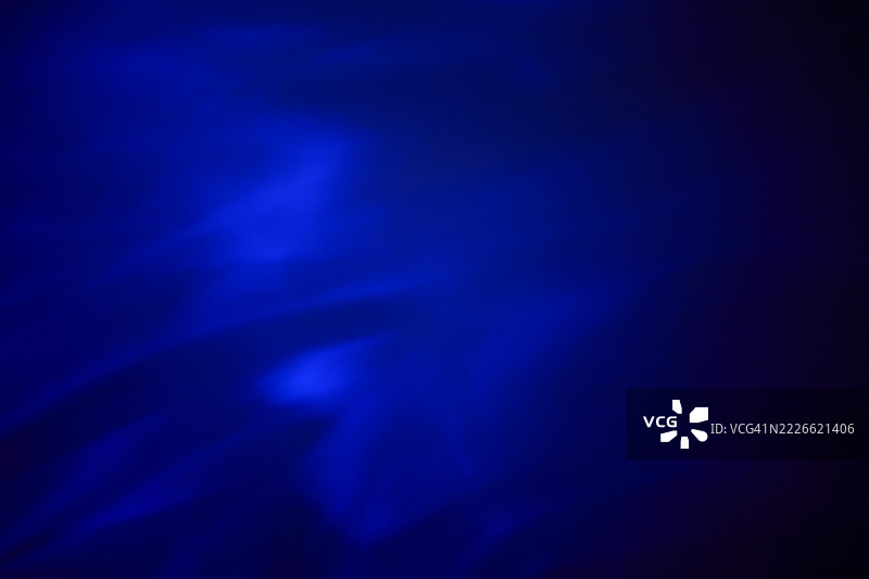 抽象的蓝色光波营造出神秘的氛围图片素材