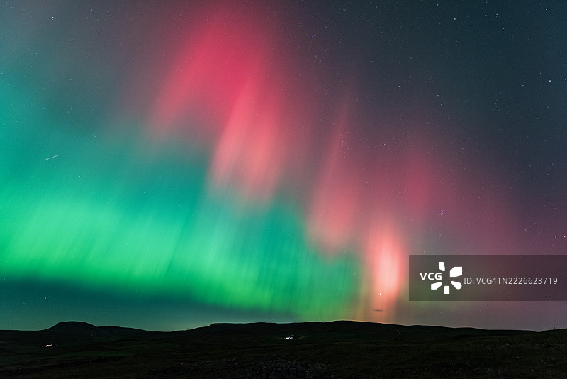 约克郡山谷上空的北极光图片素材