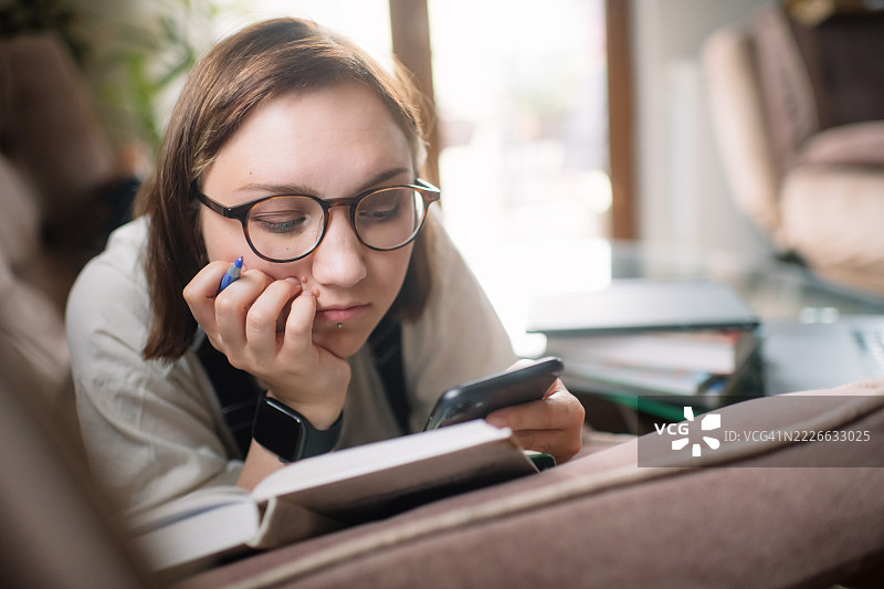 疲惫的年轻女性在家学习图片素材