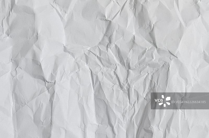 戏剧性的皱褶白纸纹理。原始有机背景。皱褶白纸纹理 - 有机受损背景。图片素材