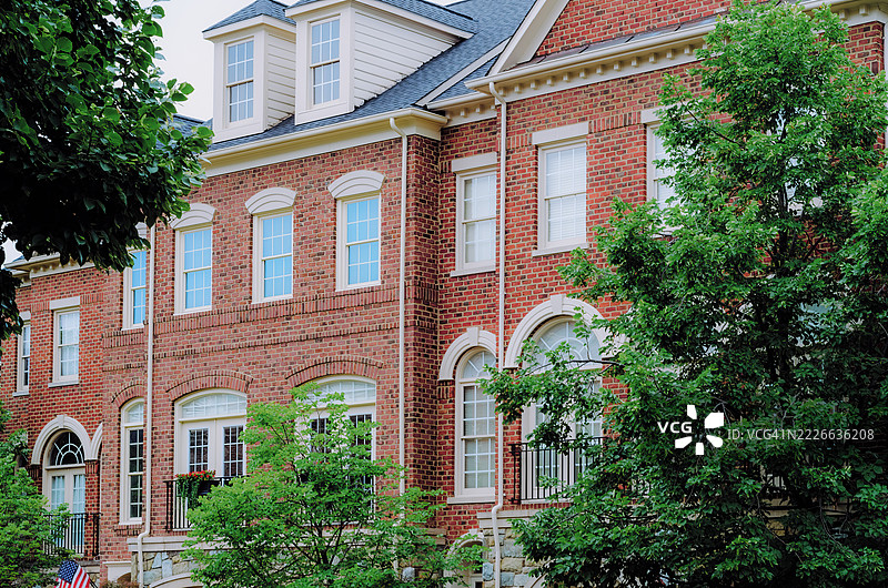 住宅社区中的一排联排别墅图片素材